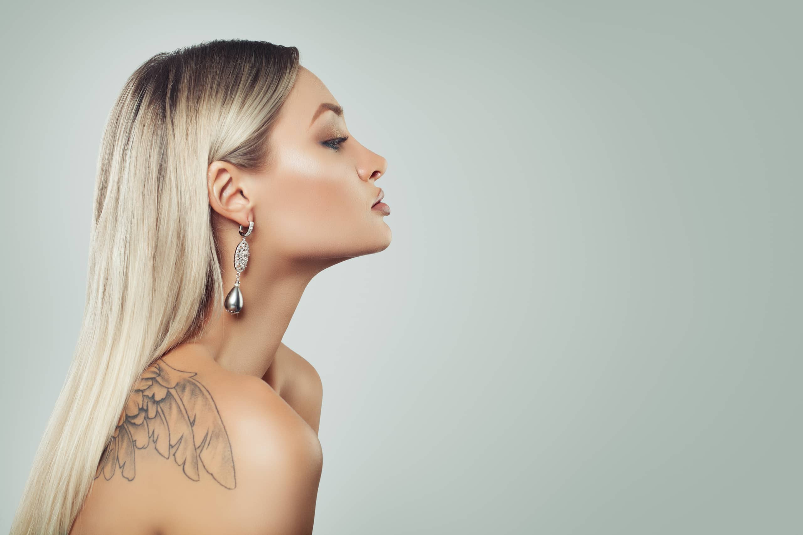 Tetování na rameni – profil ženy s tetováním křídel